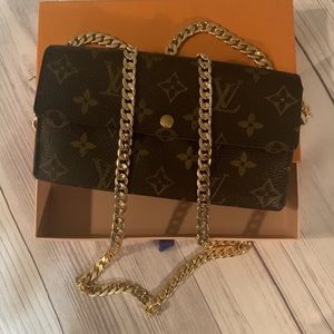 🤎🤎Authentic Luis Vuitton monogram Sarah wallet Crossbody